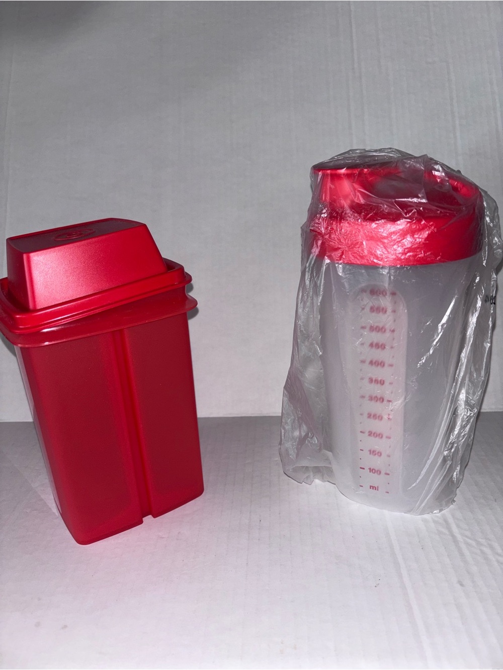 Pick a deli & shaker red Tupperware New